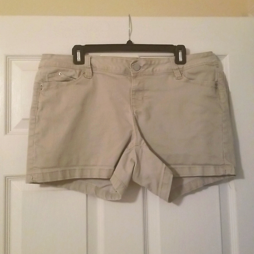 Cute beige jean shorts H4
